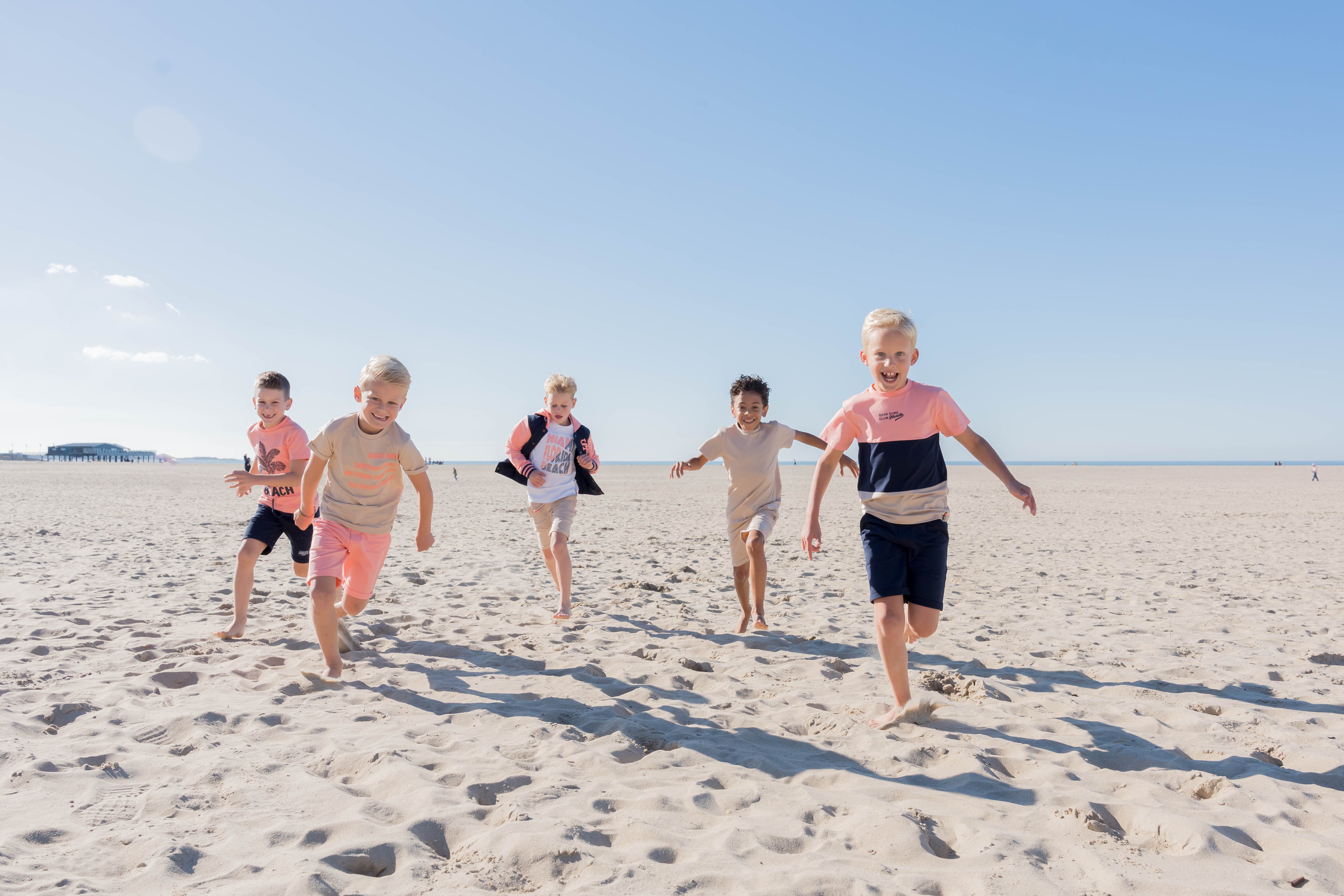 De zon op je bol: de leukste lente-outfits voor jouw kids
